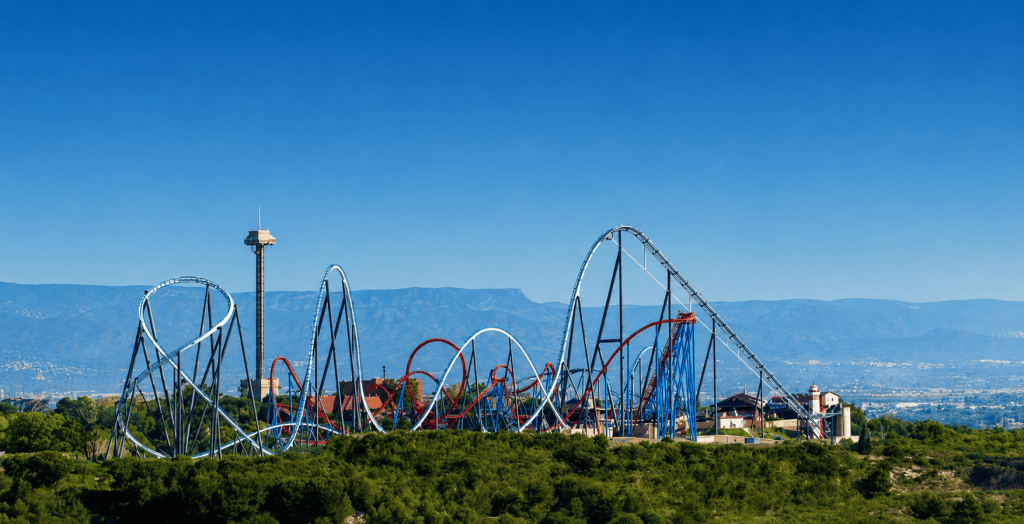 Vista de PortAventura World desde Salou con las montañas rusas Shambhala y Dragon Khan