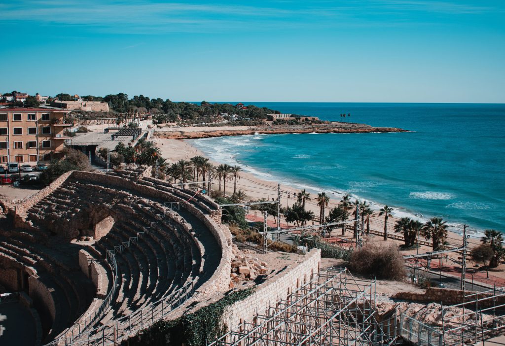 Anfiteatro romano de Tarragona frente al mar Mediterráneo