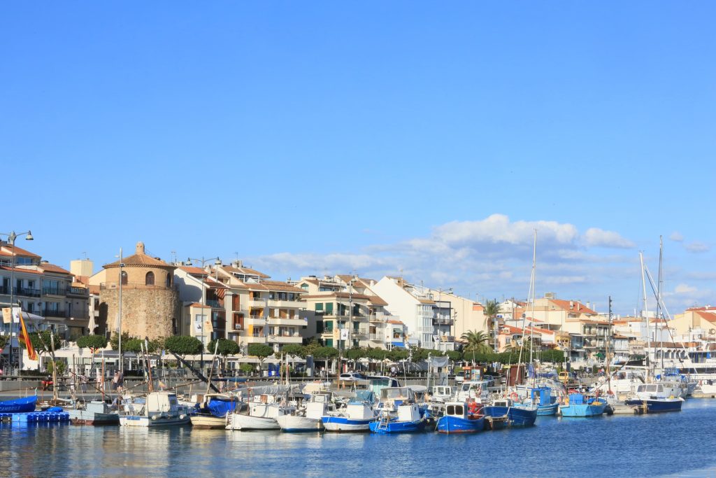 Puerto de Cambrils con barcos y paseo marítimo en la Costa Daurada