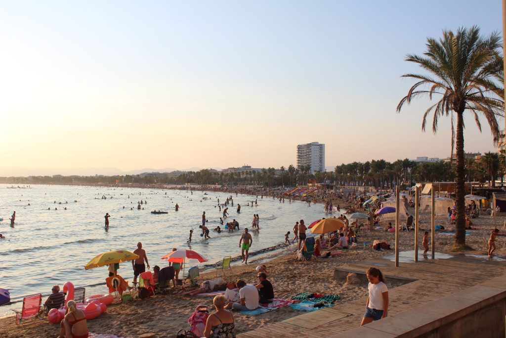 Playa de Salou por la tarde con bañistas junto al mar
